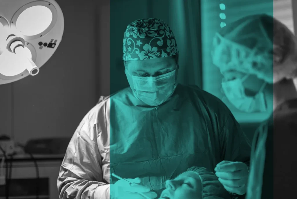 Implantologe behandelt Patienten für Mini-Zahnimplantate, Mannheim